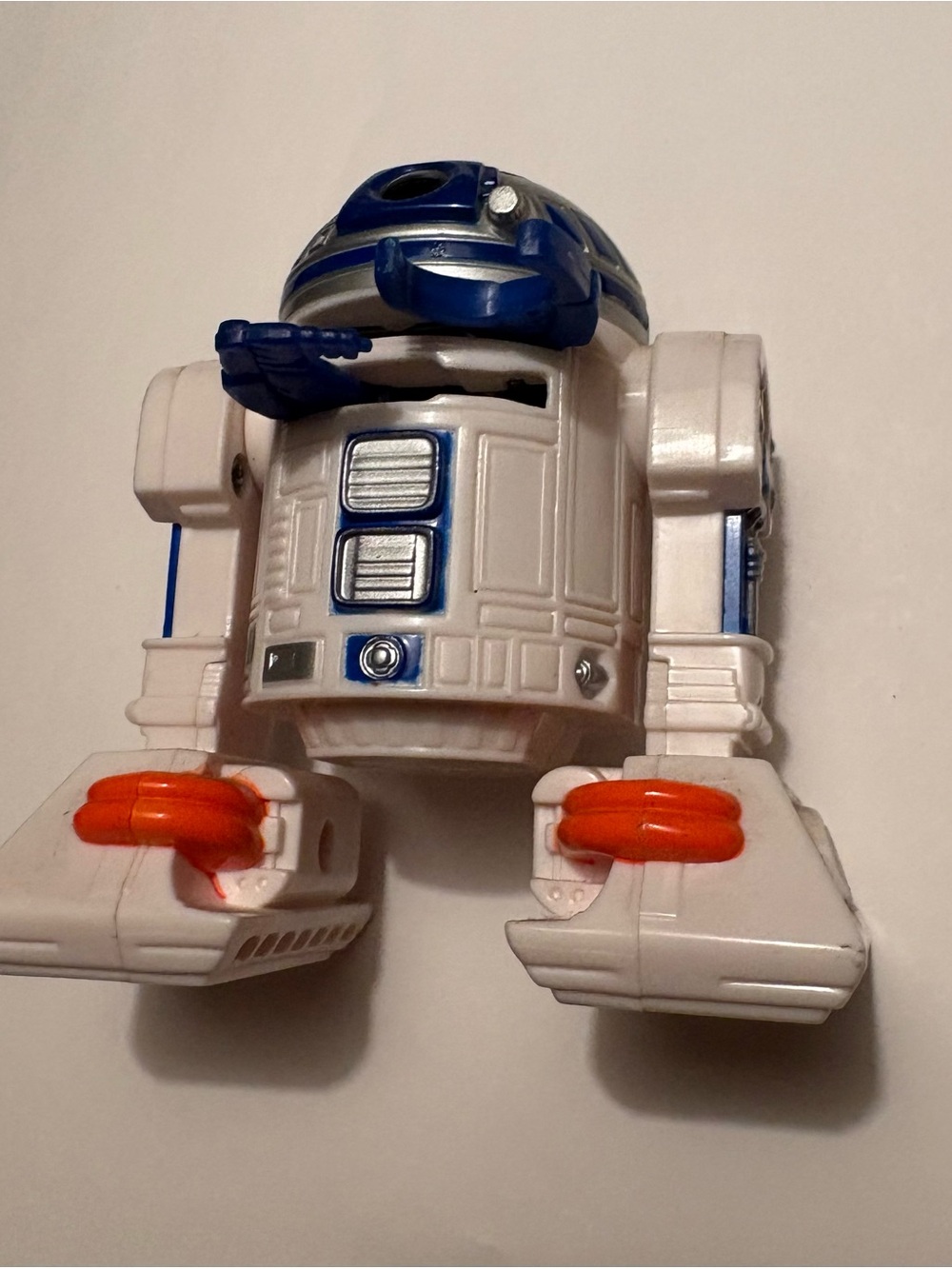 R2-D2 in its hasbro 2004 edition. In good condition. Moving parts: legs. Front